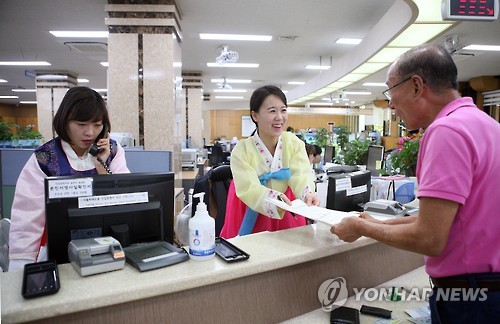 A law change that will allow officials at public institutions to fill out civil service forms for clients based on their verbal instructions has been enacted, and is expected to lessen the burden on senior citizens and the disabled who often had difficulty filling out forms and other paperwork. (Image : Yonhap)