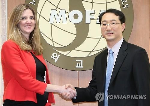 Kim Gunn (R), director general for North Korean nuclear affairs at South Korea's Foreign Ministry, shakes hands with Jennifer Fowler, U.S. deputy assistant secretary of treasury for terrorist financing, in their meeting in Seoul on Feb. 23. (Image : Yonhap)