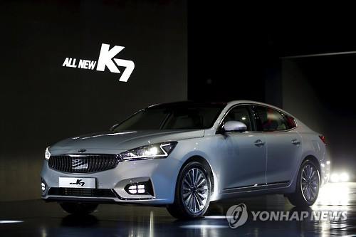 Kia Motors Corp., South Korea's second-ranked carmaker, said Tuesday that it has sold more than 10,000 units of its all-new K7 sedan since its launch by appealing to relatively young people with its upgraded features and affordability, company officials said. (Image : Yonhap)