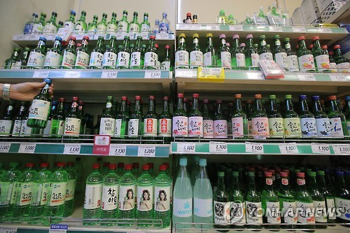 Soju, makgeolli, energy drinks, instant coffee mixes and sanitary napkins were also popular items on the shopping lists of foreigners visiting Korea. (Image : Yonhap)