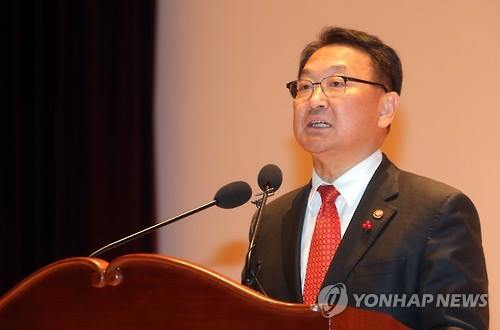 Finance Minister Yoo Il-ho delivers a speech on economic policy goals after taking office on Jan. 13, 2016. (Image : Yonhap)