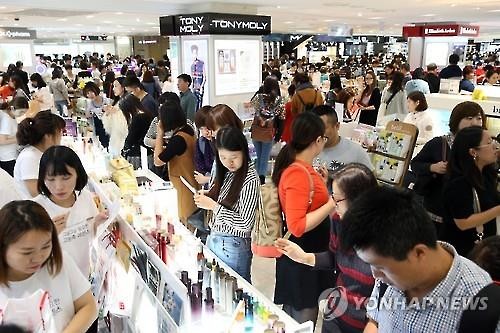 The duty-free floor at Lotte Department Store in Myeongdong, a popular shopping district in downtown Seoul, is crowded with Chinese customers. (Image : Yonhap)