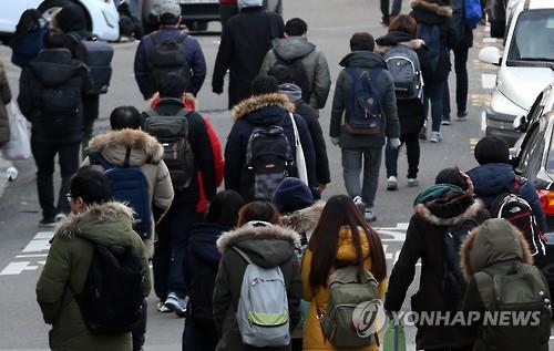 Unemployment in Korea is becoming worse year after year. The unemployment rate peaked last year at 9.2 percent. Influenced by the phenomenon, 222,650 young Koreans applied to take the national civil service exams, an all-time high in the number of applicants. (Image : Yonhap)
