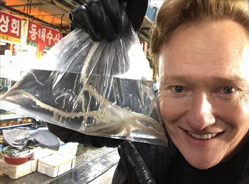 comment "Went to the fish market today and bought a pet octopus. I named him Samuel. #ConanKorea #southkorea #travel." (Image : Yonhap)