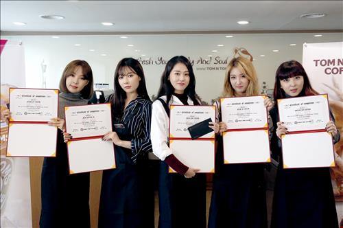 Girl Group 4minute members pose with honorary barista certificates on Feb. 18, 2016. (Courtesy of Tom N Toms Coffee) (Image : Yonhap)