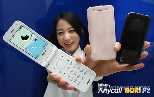A model poses with Samsung Electronics feature phones in this file photo taken on April 6, 2011. (Image : Yonhap)