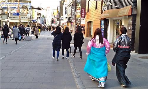 Going out in a hanbok, a traditional Korean outfit, seems to be a new trend among young people these days. (Image : Yonhap)