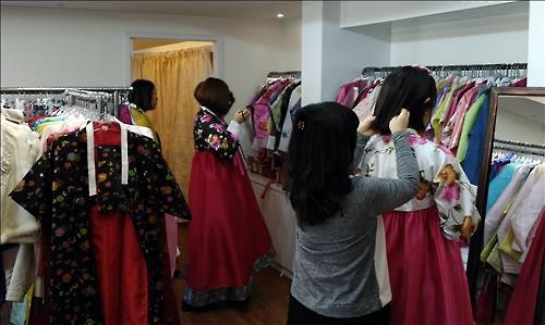 Going out in a hanbok, a traditional Korean outfit, seems to be a new trend among young people these days. (Image : Yonhap)