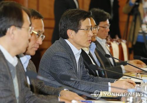 Prime Minister Hwang Kyo-ahn (C) speaks during an emergency meeting of relevant Cabinet ministers at the main government building in Seoul on Jan. 31, 2016, to discuss ways to beef up security and anti-terrorism systems at Incheon International Airport. (Image : Yonhap)