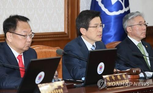 Prime Minister Hwang Kyo-ahn (C) speaks during a Cabinet meeting on Feb. 11, 2016. (Image : Yonhap)
