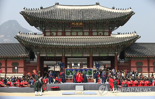 Thousands Flock to Royal Palace for Glimpse of Actor Park Bo-gum