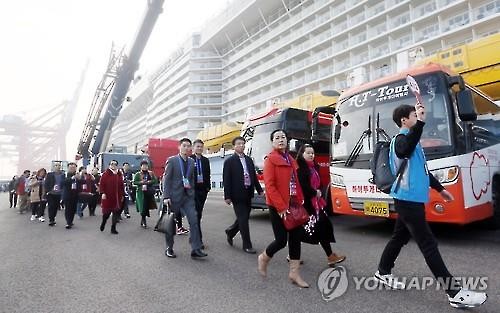This photo filed on March 4, 2016, shows Chinese travelers arriving in the western port city of Incheon from a cruise ship. (Image : Yonhap)