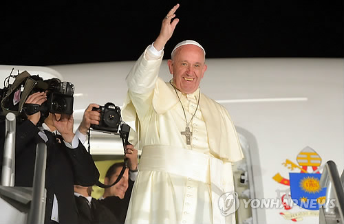 Koreans' fondness for the pope was higher than the global average, as Koreans seemed to be in favor of the pope regardless of their religion. (Image : Yonhap)