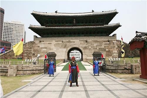 The traditional guard ceremony at Sungnyemun will be resumed in April after being discontinued for eight years after a fire destroyed part of the wooden structure of the imposing historic gate, the Seoul city government said Sunday. (Image : Yonhap)