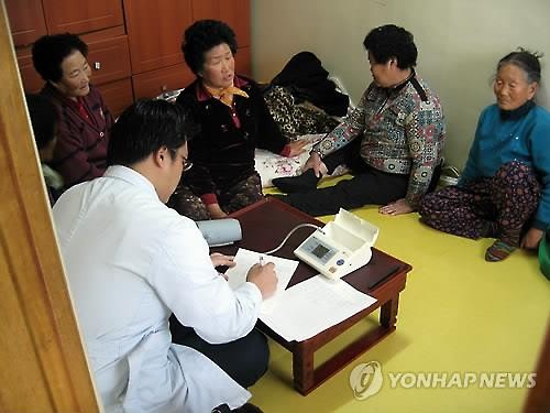 With 1.4 million seniors over 65 currently living alone, action should be taken at a social level to help those suffering from depression or at risk of dying alone. (Image : Yonhap)
