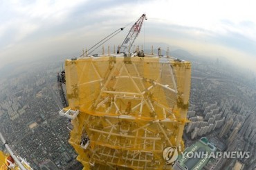 City Ninja Raskalov Conquers Lotte World Tower