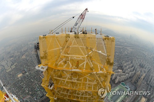 Ukrainian photographer Vitaliy Raskalov created a buzz after he posted a photo taken from the 123rd floor of Jamsil’s Lotte World Tower. (Image : Yonhap)