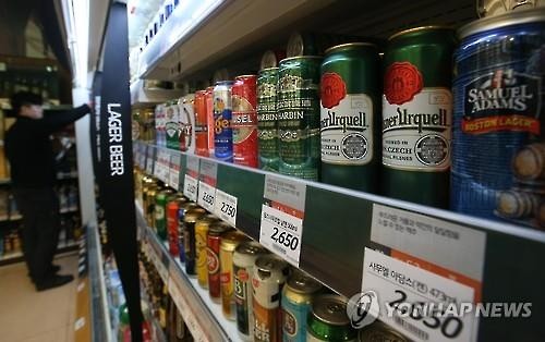 This photo filed on Jan. 20, 2016, shows the imported beer section at a local discount store in Seoul. (Image : Yonhap)