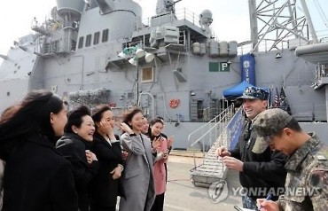 US Cruiser ‘Mobile Bay’ Oopens to Public at Mokpo Port