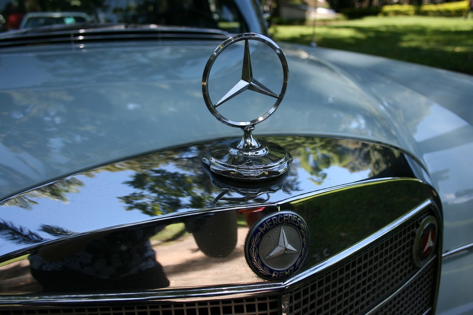 Mercedez-Benz Korea could face legal repercussions for selling vehicles fitted with a transmission different from the originally registered type without any notification. (Image : Yonhap)