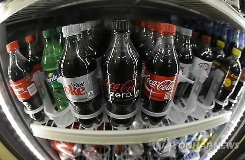 Food companies have started to cut down the sugar levels in their products to match consumer awareness of the substance blamed for rising obesity, industry officials said Wednesday, in step with government moves to reduce its intake through state-level measures. (Image : Yonhap)