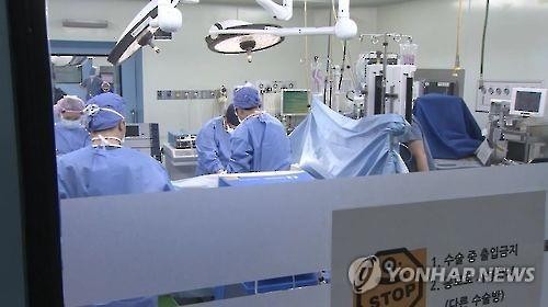 Foreigners who receive plastic surgery and aesthetic treatment in South Korea will receive a value added tax refund starting next month, the health ministry said Wednesday. (Image : Yonhap)