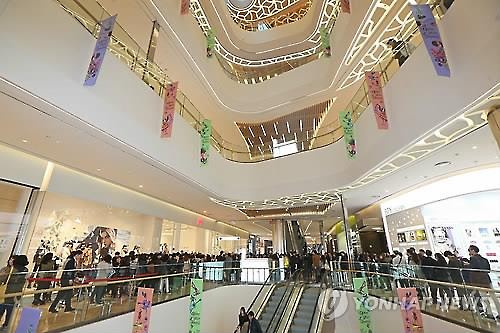 With traditional brick and mortar retailers feeling squeezed by the rapid growth of online shopping, a new tactic has them fighting back by building massive shopping malls that offer both shopping and entertainment at the same time. (Image : Yonhap)