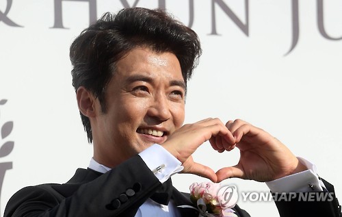 Actor Ahn Jae-wook has it all -- a successful career, a beautiful wife and now, a new-born daughter whose mere thought brings a smile to his face. (Image : Yonhap)