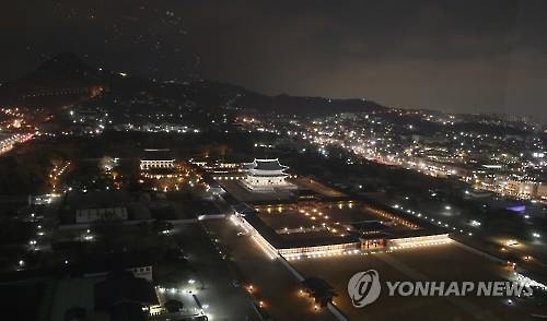 An aerial view of Gyeongbok Palace in Seoul, which is open from 7-10 p.m. from March 1 to April 4, 2016. (Image : Yonhap)