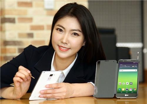 A model poses for a photo with the LG Stylus 2 smartphone. (Image : LG Electronics Inc.)