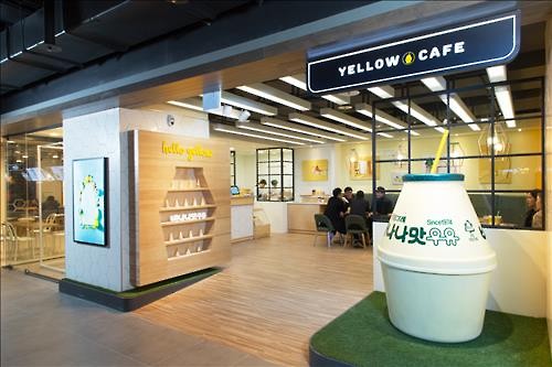 Binggrae, a food and beverage enterprise famous for its signature banana-flavored milk, announced that it will open a banana-flavored milk themed ‘Yellow Café’ at a flagship store located in the Dongdaemun branch of Hyundai Department Store. (Image : Yonhap)