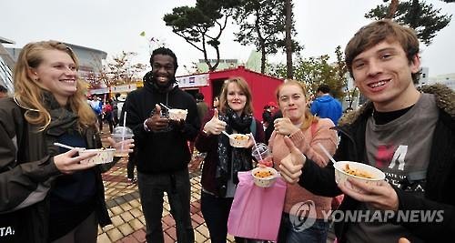 Foreign tourists eat South Korean food in Jeonju. (Image : Yonhap) 