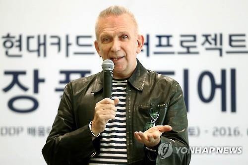 French couturier Jean Paul Gaultier speaks during a press conference at Dongdaemun Design Plaza in Seoul on March 25, 2016. (Image : Yonhap)