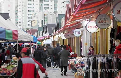 While traditional markets are struggling to compete with large discount stores, young merchants are seeking to launch their future businesses there. (Image : Yonhap)