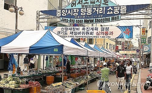 While traditional markets are struggling to compete with large discount stores, young merchants are seeking to launch their future businesses there. (Image : Yonhap)