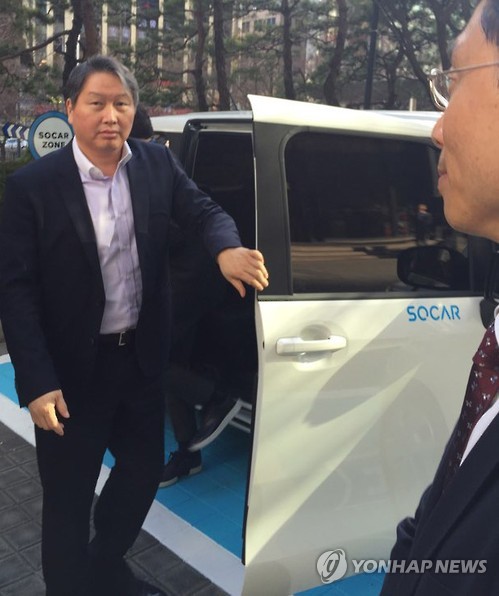 Chey Tae-won, chairman of SK Group, was spotted in the parking lot of SK Group’s headquarters riding a Socar vehicle. (Image : Yonhap)