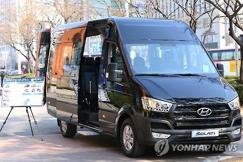 Callbus LAB, the company behind a new call bus service, is locking horns with the taxi industry with another pilot project scheduled for April and May. (Image : Yonhap)