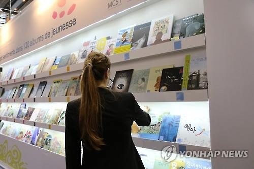 Some 10,000 Korean books, including French translations, are available for purchase in the bookstore corner of Gibert Joseph, a leading French bookstore. (Image : Yonhap)