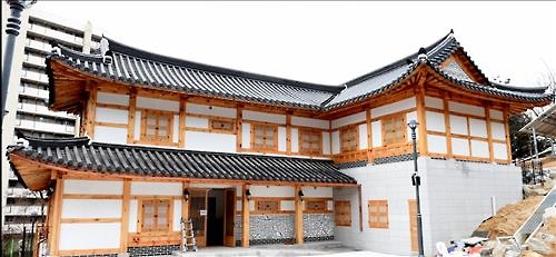 The Nowon district of Seoul announced that it will open a public day care center in September. The Surak Hanok day care center will be housed in a hanok below Surak mountain. (Image : Nowon District)