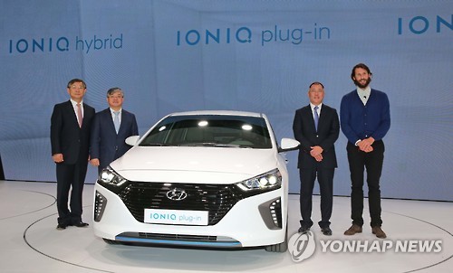South Korea's two largest automakers showcased their first ever dedicated green cars at the Geneva International Motor Show on Tuesday as they strive to make inroads into the European market. (Image : Yonhap)