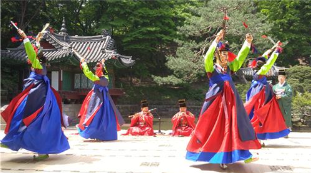 Korean Palaces Revitalized by Traditional Art Performances