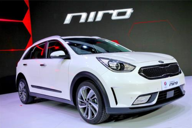 Kia Motors unveils the Niro hybrid crossover SUV at Beijing auto show on April 25, 2016. (Yonhap) 
