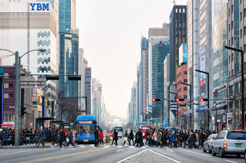 The ratio of the underpaid young adults compared with the total number of salaried workers in the same age group reached 17 percent in 2015 from 12.3 percent in 2011, the report showed. (image: Kobizmedia/Korea Bizwire) 