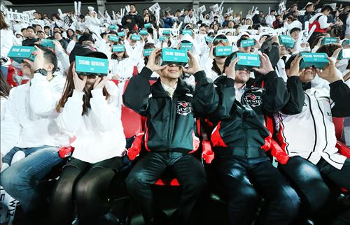 KT broadcast the opening game of the KT Wiz’s season live through virtual reality (VR), the first mobile 360-degree live broadcast shared on the sports game site. (Image : Yonhap)