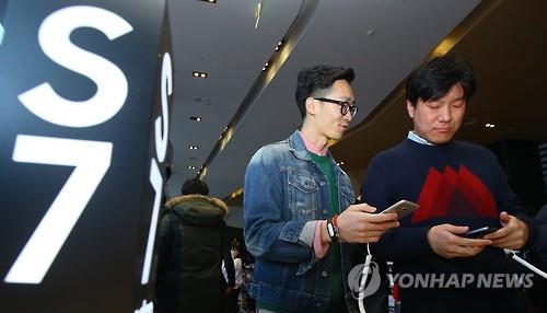 Samsung, LG Seek Performance Revival via Flagships