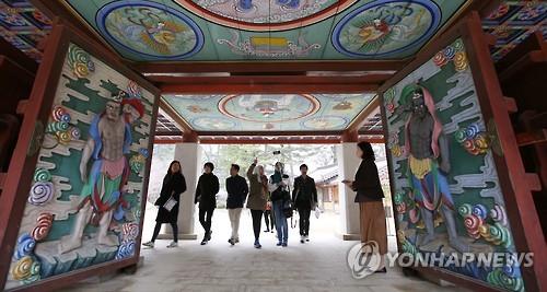 This photo released by the Korea Culture and Information Service shows foreign travelers at a temple in Gangwon Province on March 25, 2016, under the "K-Travel" bus program. (Image : Yonhap)