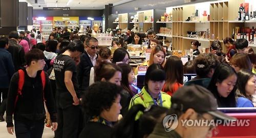 This photo filed on April 1, 2016, shows the Hanwha Galleria duty-free shop in western Seoul, crowded with Chinese shoppers. (Image : Yonhap)