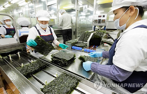 Exports of dried and seasoned seaweed products have increased dramatically after they won the hearts of Chinese consumers. (Image : Yonhap)