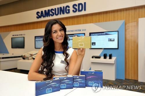 A model, in this photo provided by Samsung SDI Co., poses with the company's new electric vehicle battery cells at an auto show held in the United States in January 2016. (Image : Yonhap)