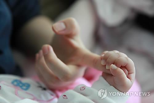 Research indicates that as housing prices rise, people tend to have children at an older age or not have any children at all. The results of a recent study suggests that policies tied to housing prices could effect the birthrate. (Image : Yonhap)